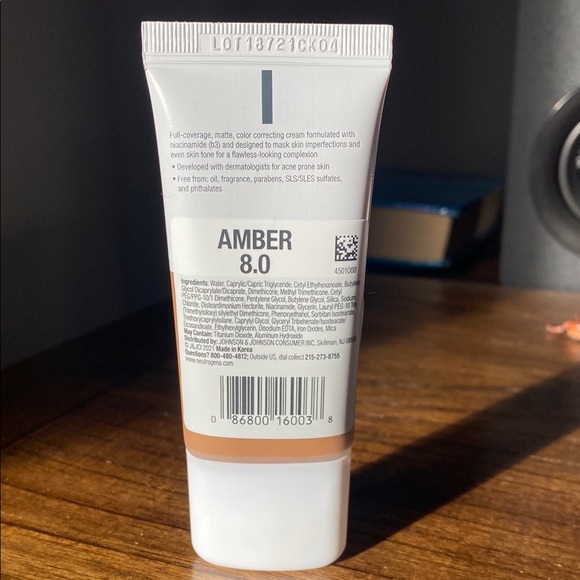 NWT Neutrogena Flawless Matte CC Cream with Niacinamide (b3) in Shade Amber 8.0 - Picture 3 of 3
